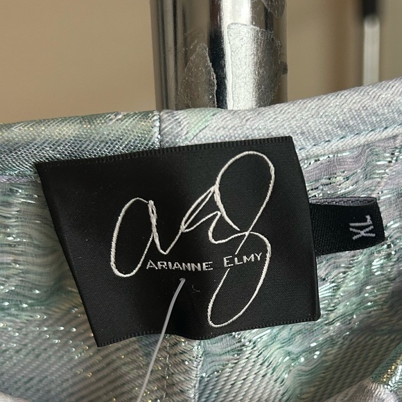 LIKE NEW - gorgeous Arianne Pastel Floral shimmer top - Picture 2 of 10